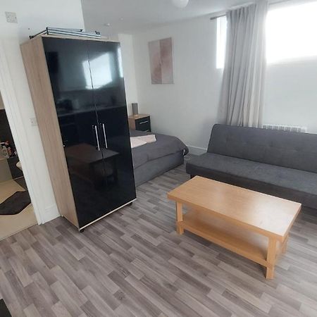 Spacious Studio Maidstone - Redecorated Oct 2023 المظهر الخارجي الصورة