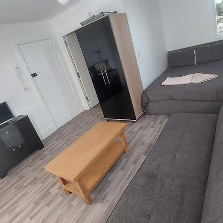 Spacious Studio Maidstone - Redecorated Oct 2023 المظهر الخارجي الصورة